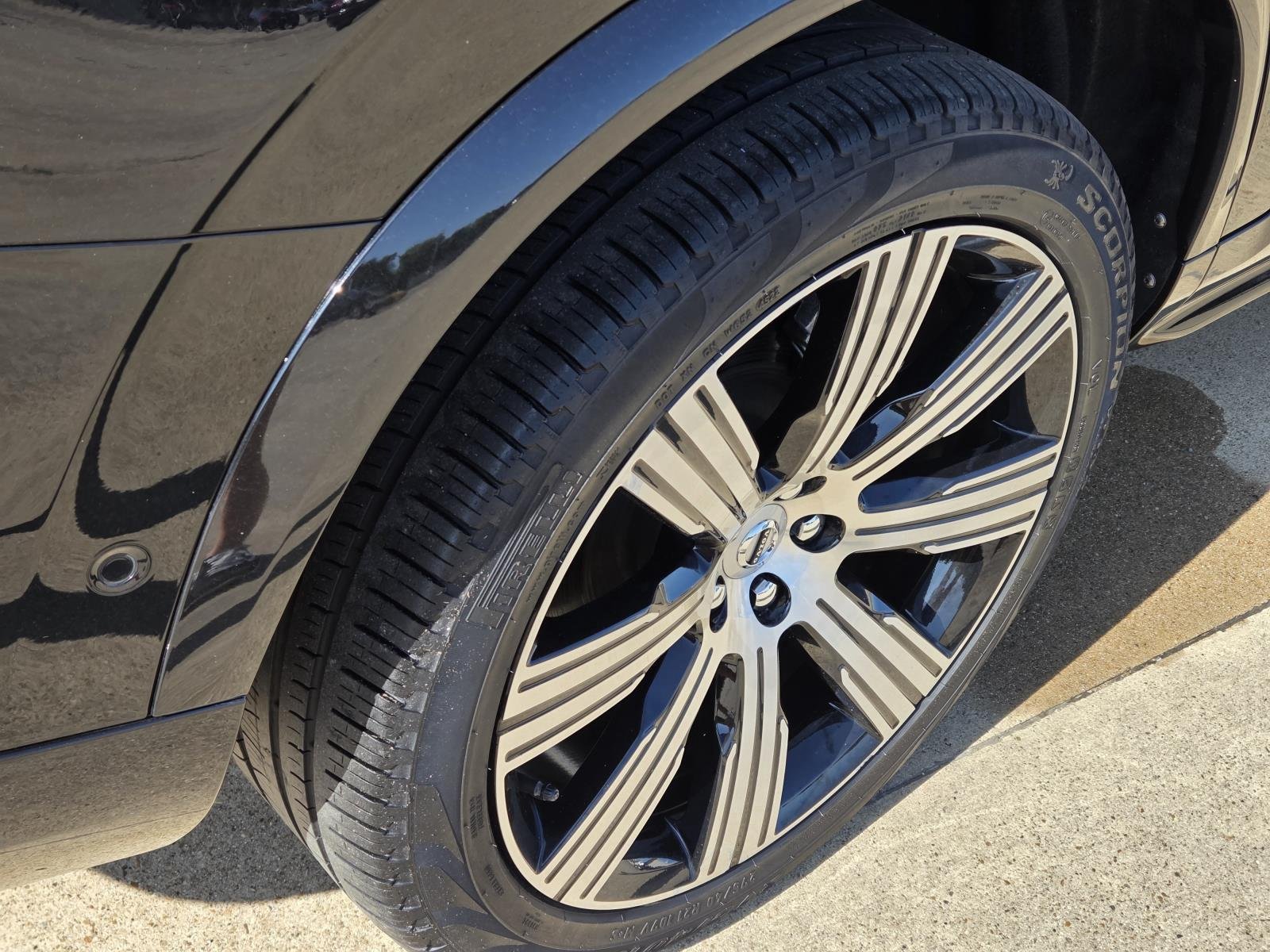 Used 2023 Onyx Black Metallic Volvo Ultimate image 10