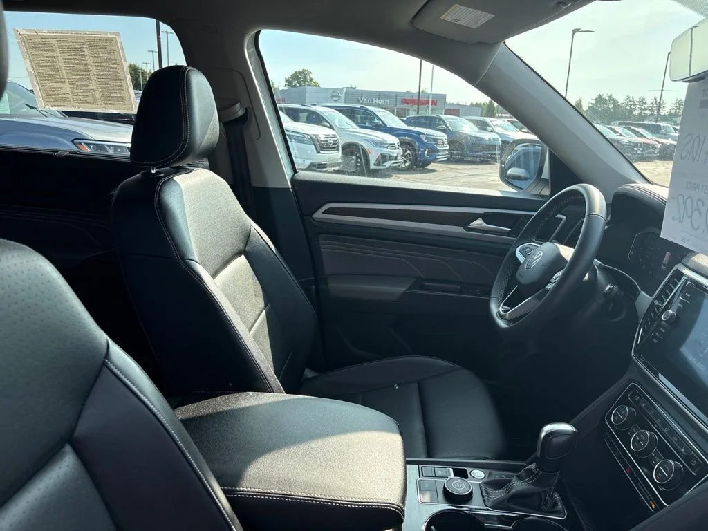Used 2023 Pure White Volkswagen 3.6L V6 SE w/Technology image 36