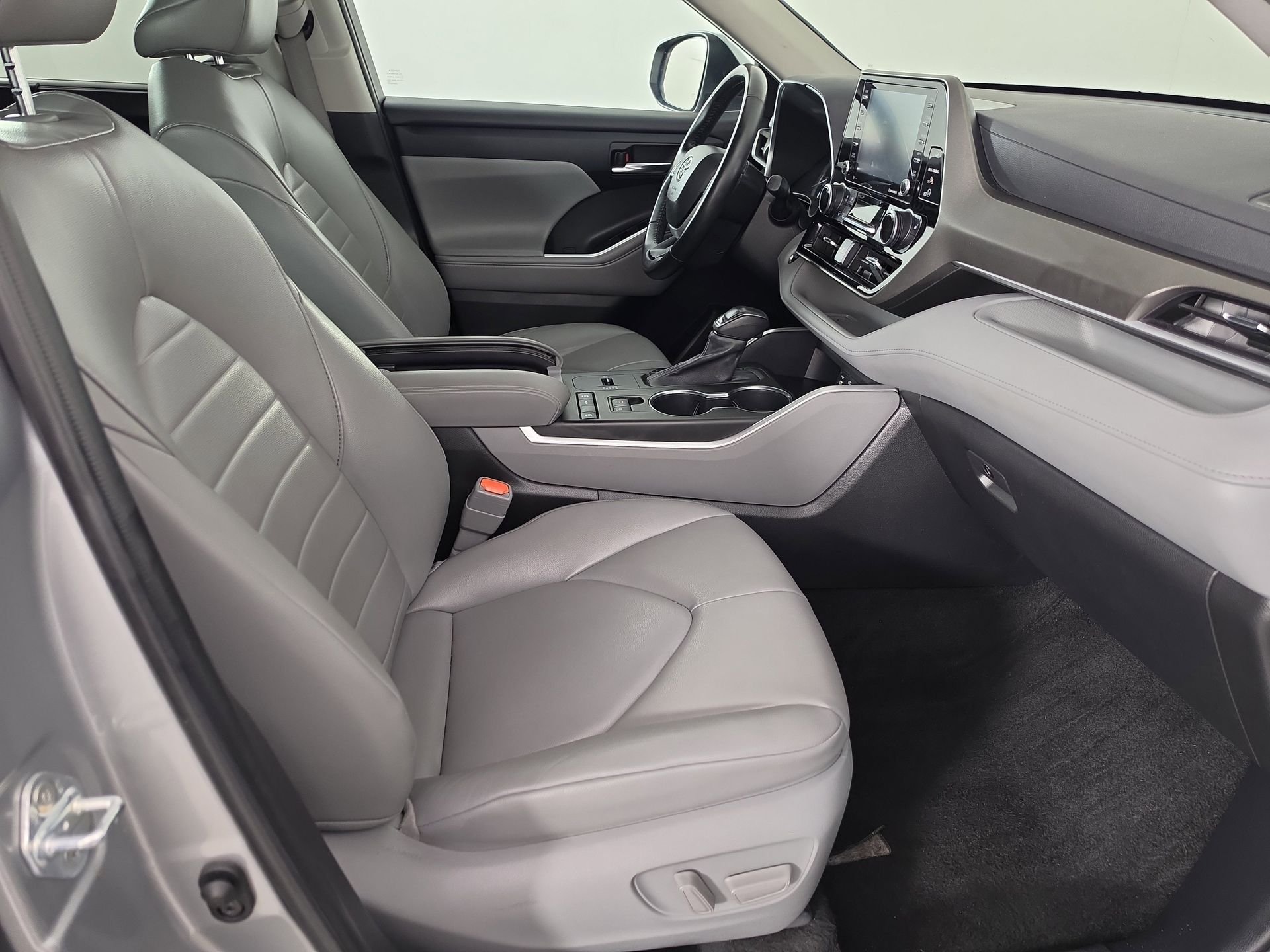 Used 2022 Silver Toyota XLE image 45