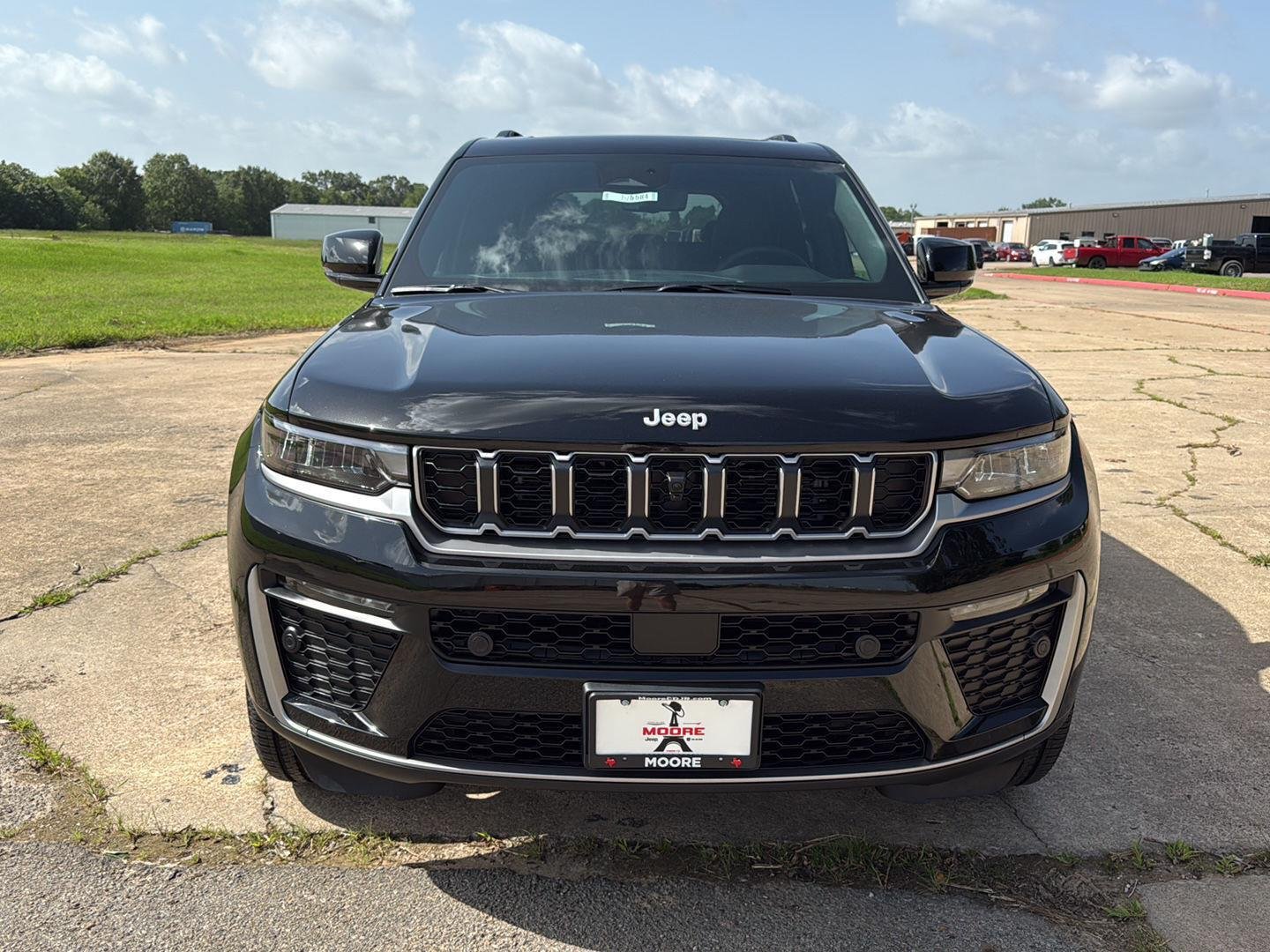 New 2026 Diamond Black Crystal Pearlcoat Jeep Limited image 2
