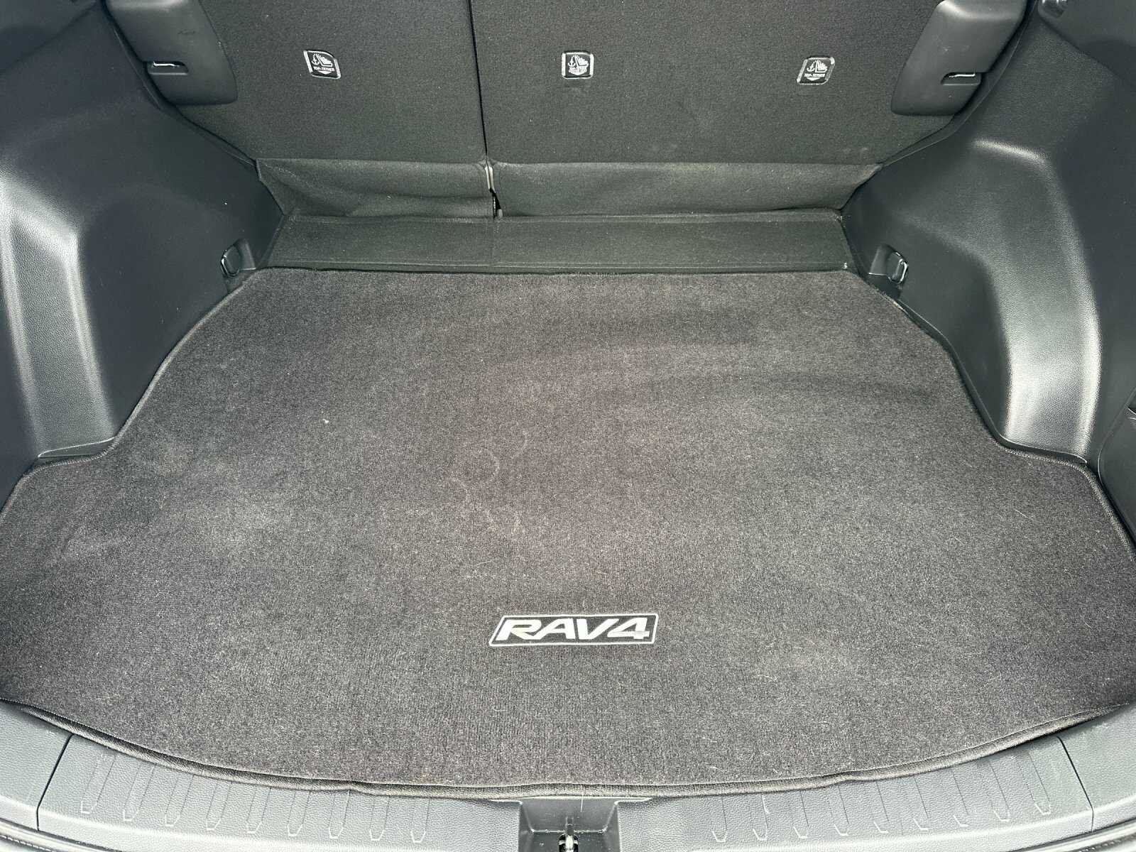 Used 2022 White Toyota XLE 4D Sport Utility image 18