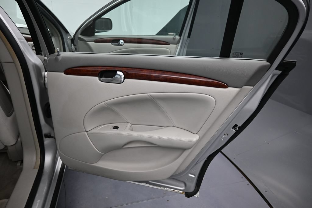 Used 2009 Quicksilver Metallic Buick CX image 22