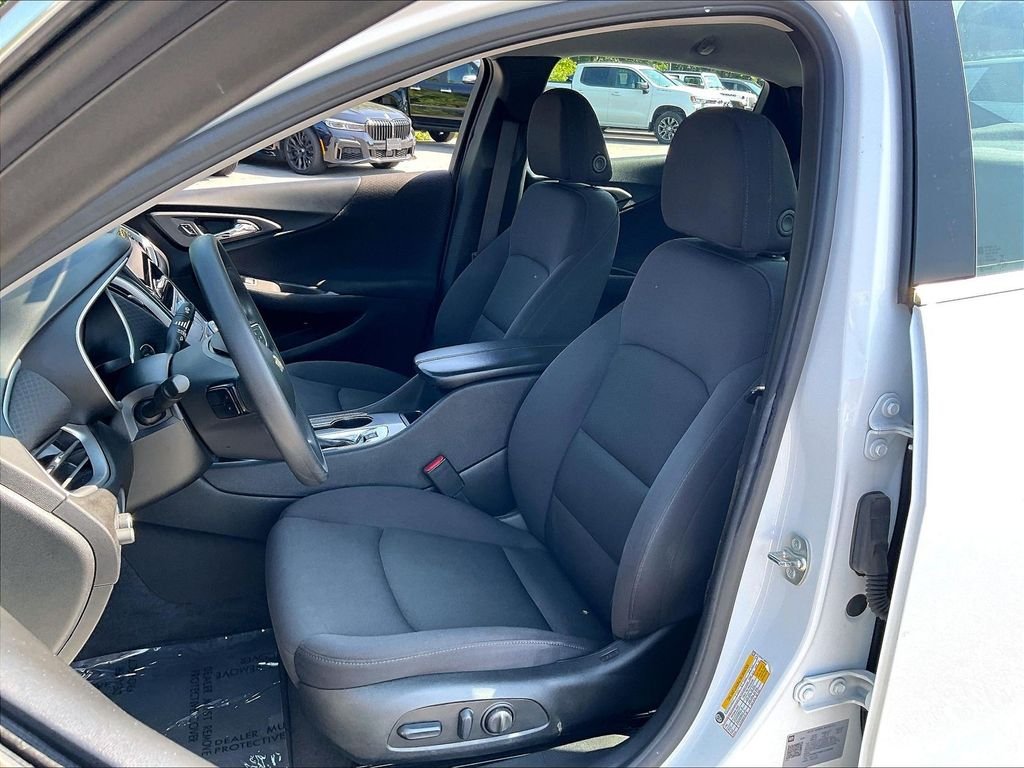 Used 2024 Summit White Chevrolet LT image 9