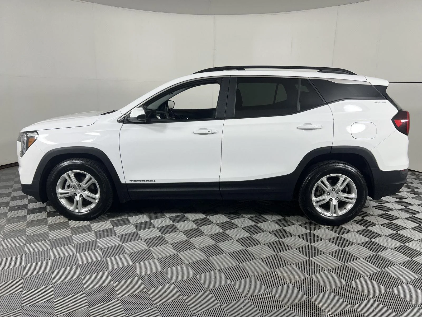 Used 2024 Summit White GMC SLE image 8
