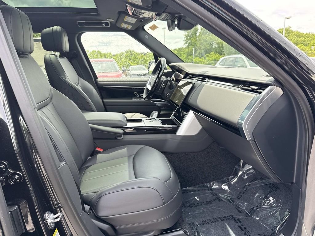 New 2026 Santorini Black Land Rover SE image 13