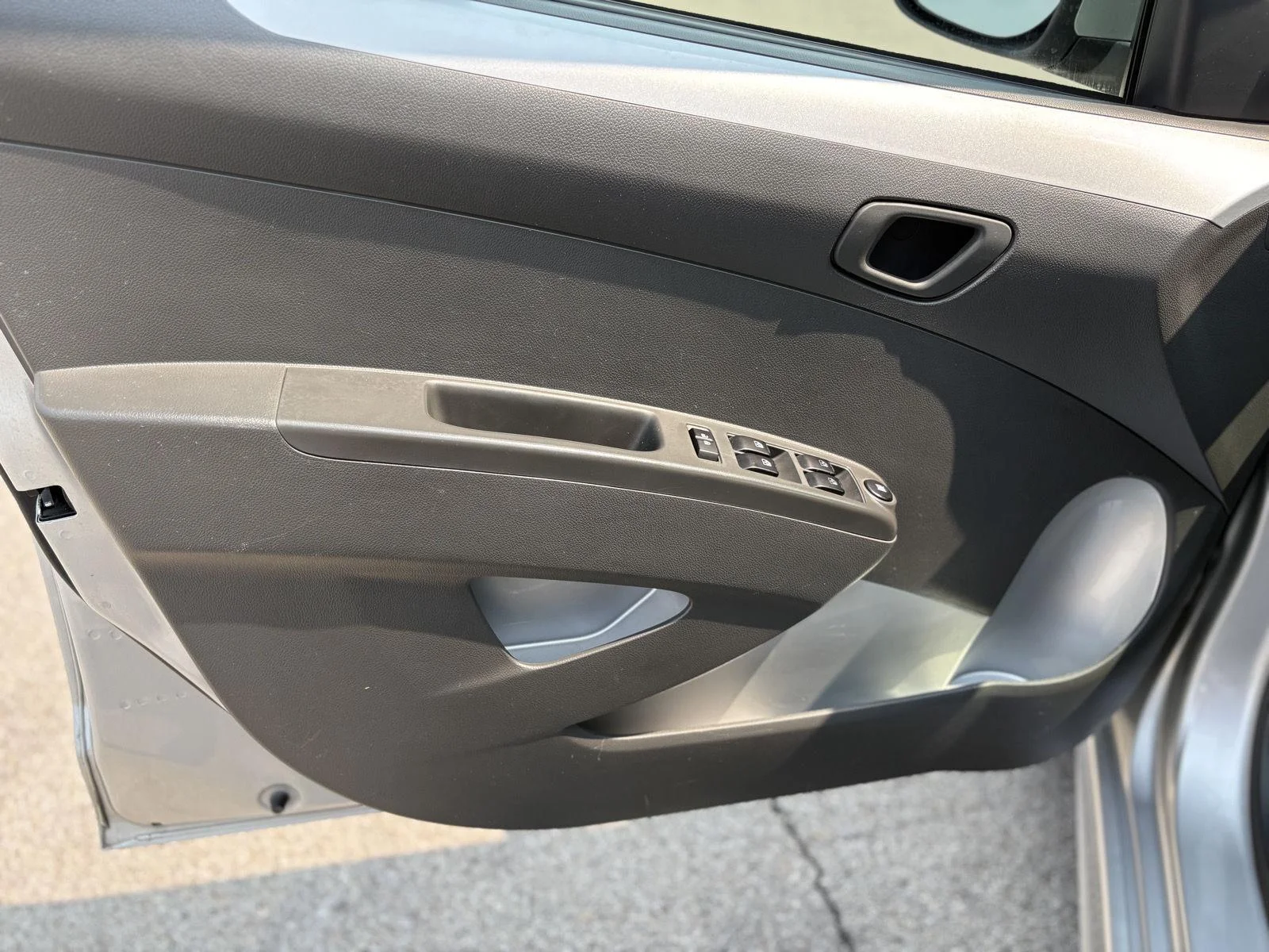 Used 2016 SILVER CHEVROLET HATCHBACK image 6