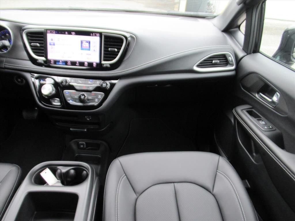 New 2026 Diamond Black Crystal Pearl-Coat Exterior Paint Chrysler Select image 14