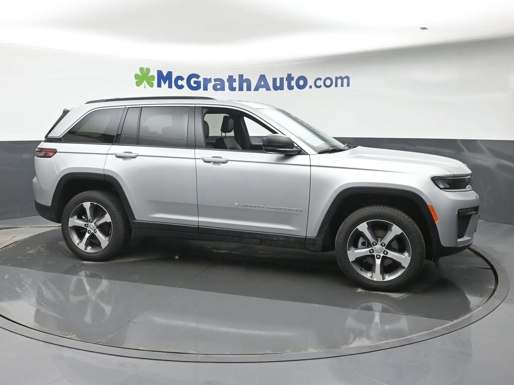 New 2026 Silver Zynith Exterior Paint Jeep Limited image 6
