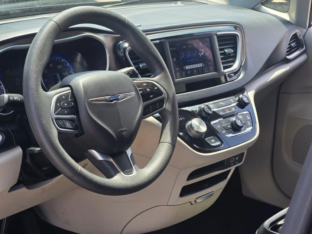 Used 2018 Gray Chrysler Touring Plus image 22