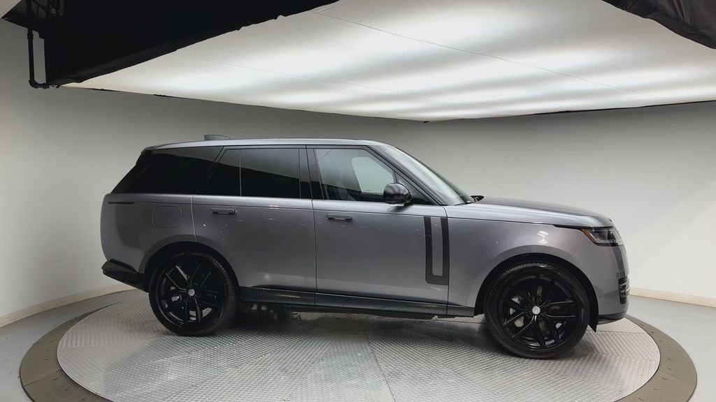 Used 2025  Land Rover SE image 9