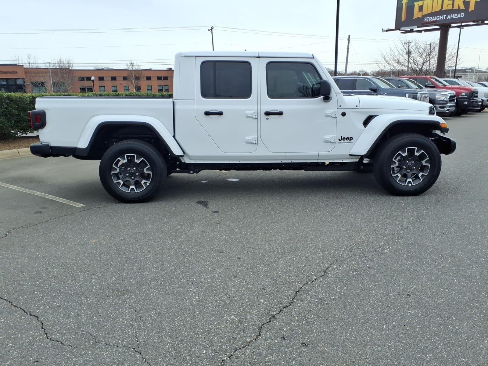 New 2026 Bright White Clear-Coat Exterior Paint Jeep Sahara image 10