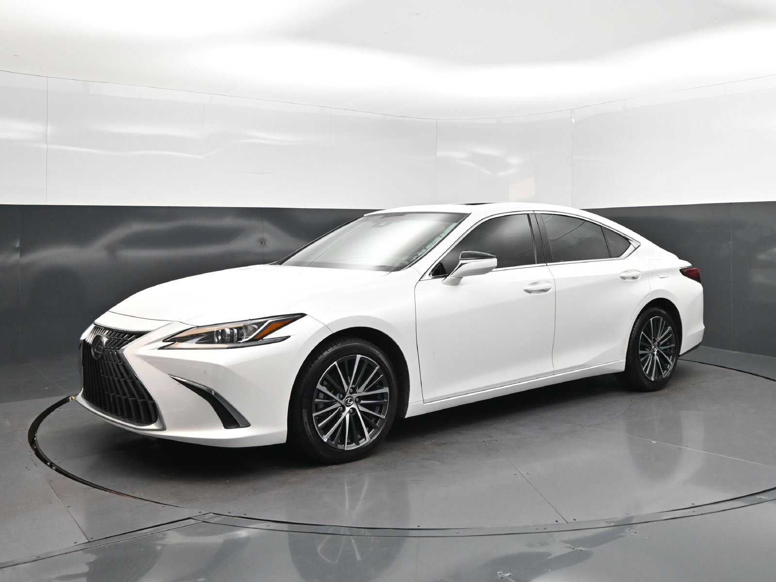 Certified Used 2024 White Lexus 350 image 3