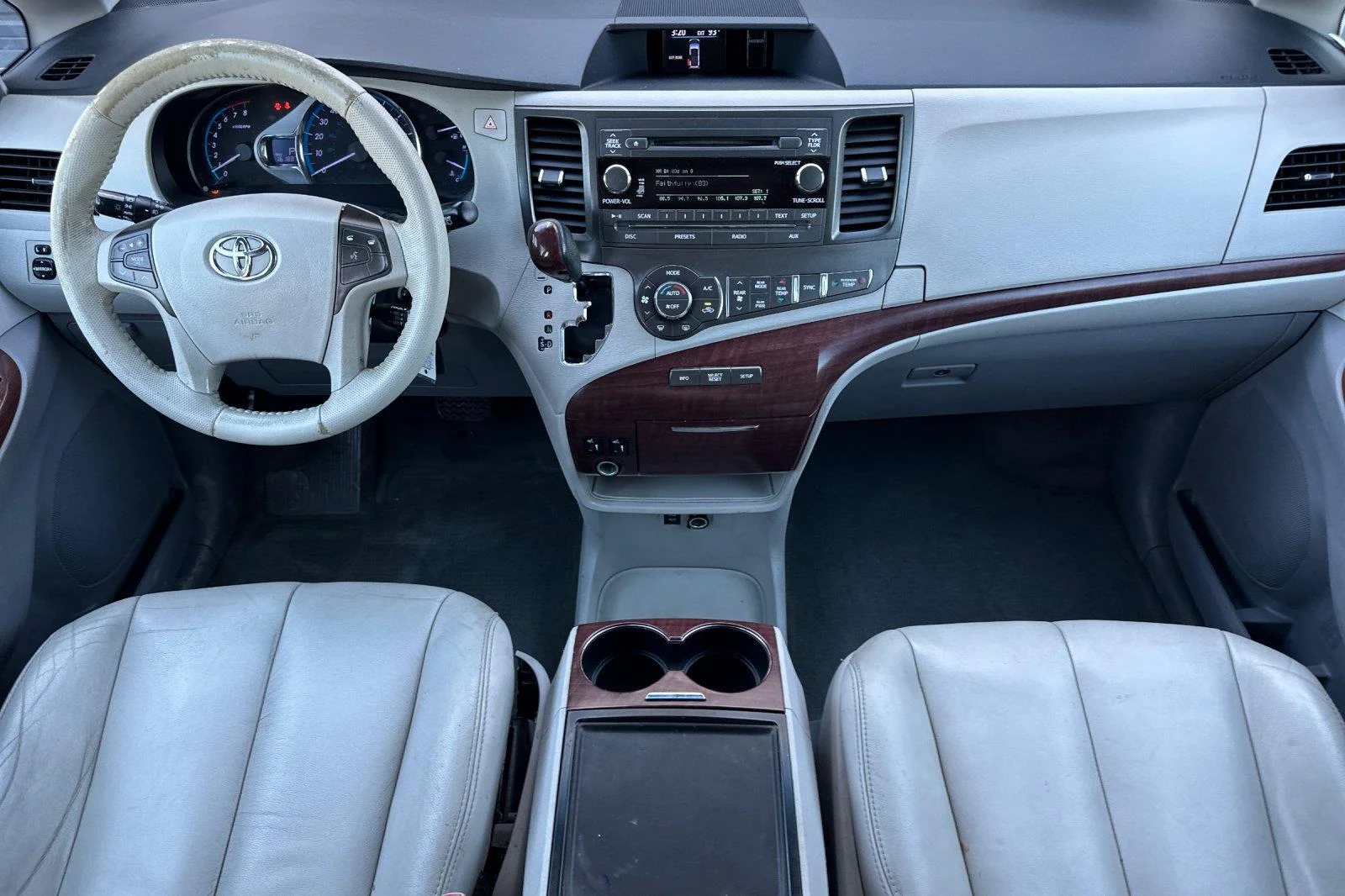 Used 2014 Super White Toyota XLE 8-Passenger image 13