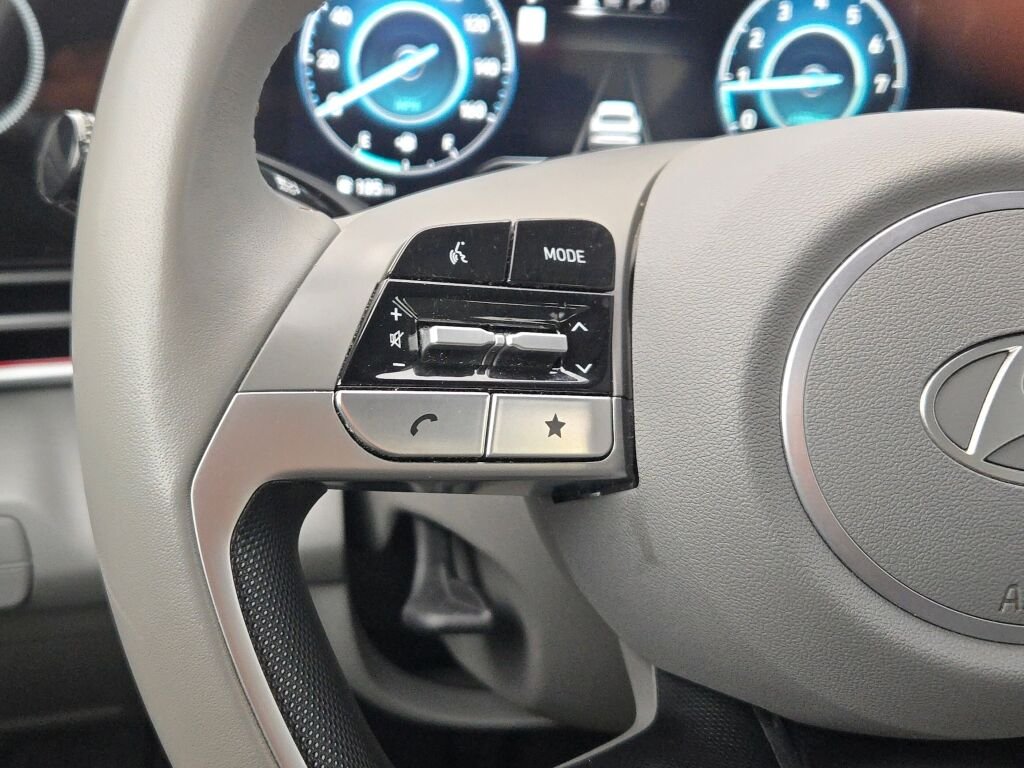 Used 2025 Black Hyundai SEL Convenience image 26