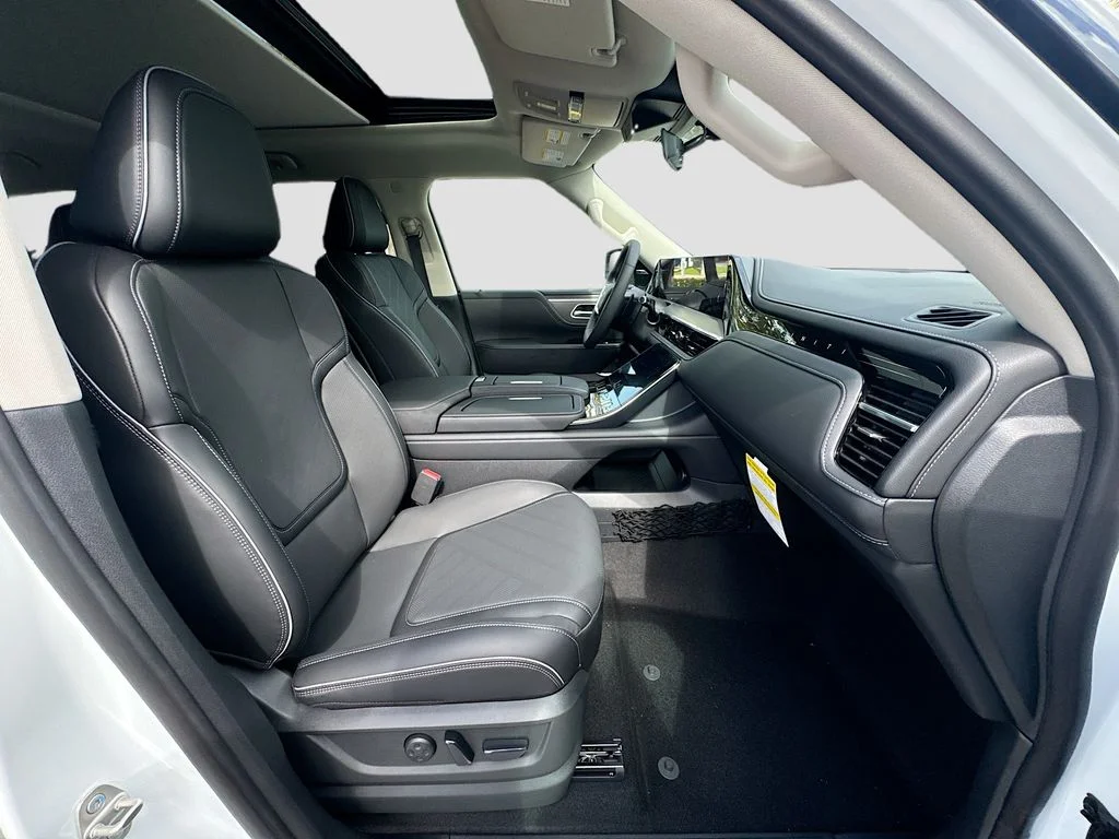 New 2027 RADIANT WHITE INFINITI Luxe 2WD image 31