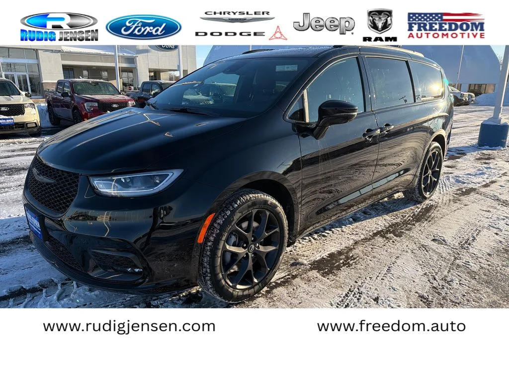 2026 Chrysler Pacifica Select AWD's photo