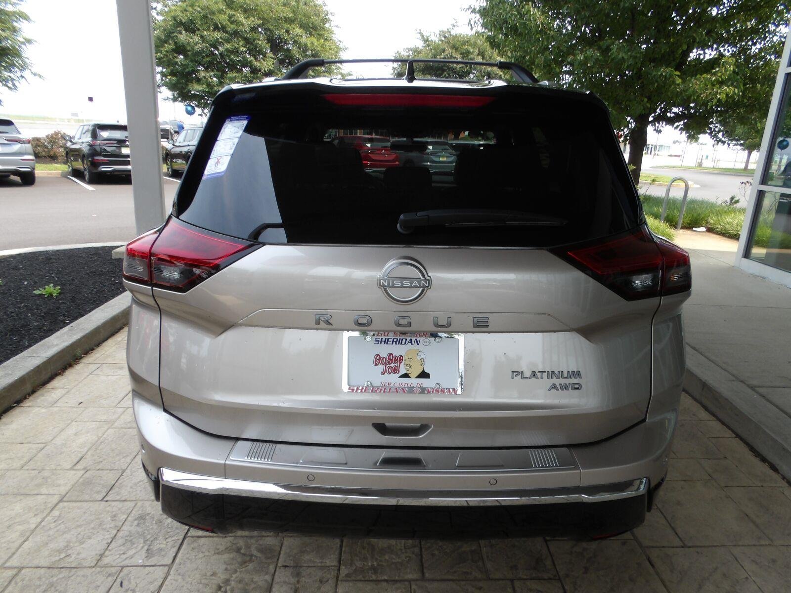 New 2026 Champagne Silver Metallic / Super Black Two-tone Nissan Platinum image 6