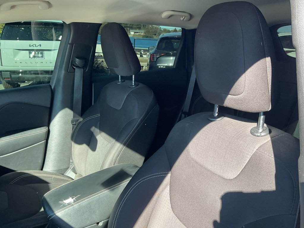 Used 2015 Brilliant Black Crystal Pearlcoat Jeep Latitude image 14