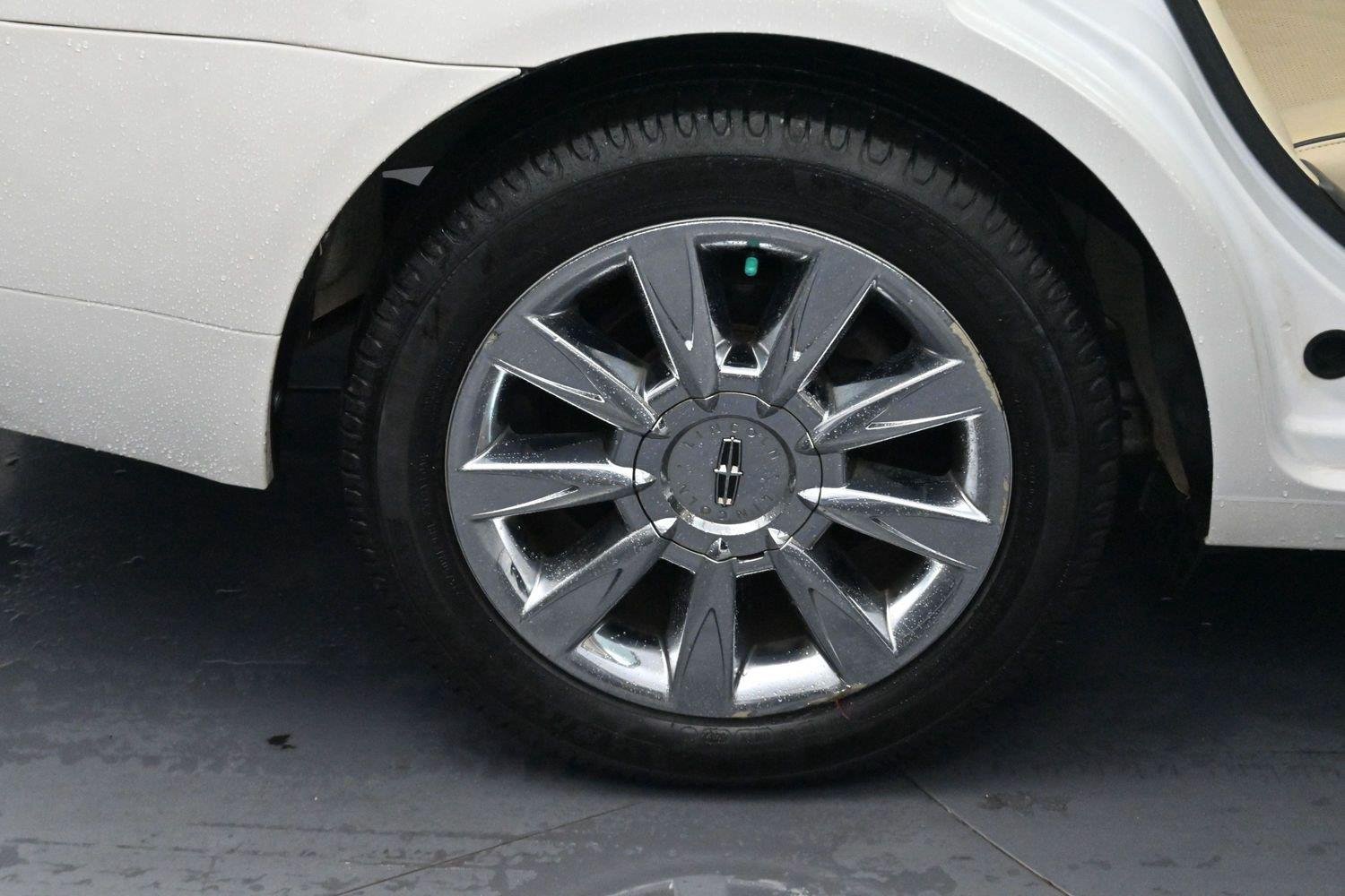 Used 2012 White Platinum Metallic Tricoat Lincoln 4dr Sdn FWD image 33