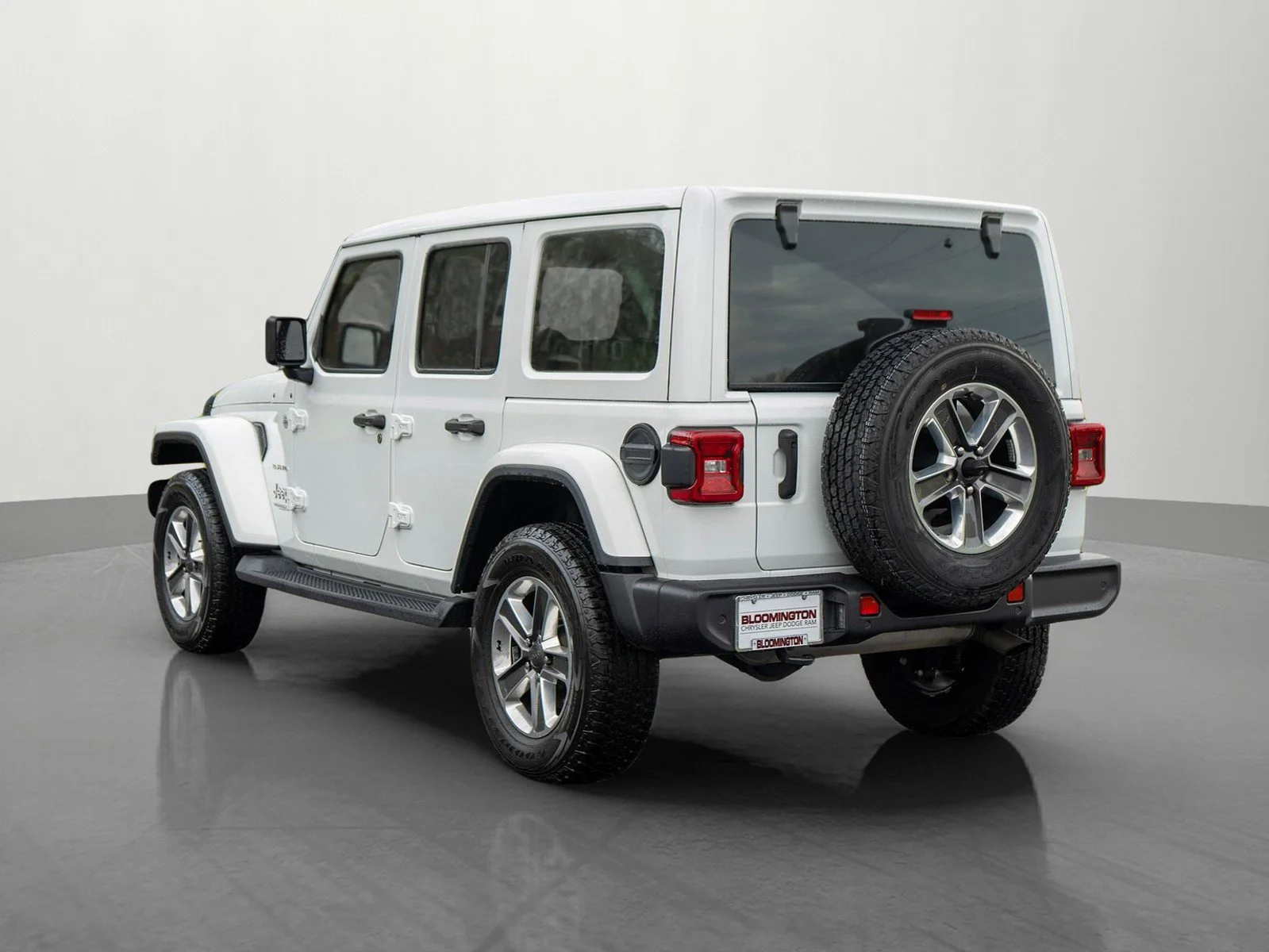 Used 2022 Bright White Clearcoat Jeep Unlimited Sahara image 5