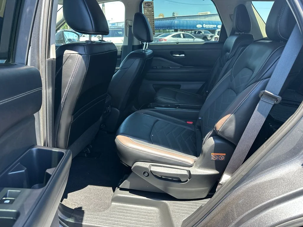 Used 2024 Gray Nissan Platinum image 21