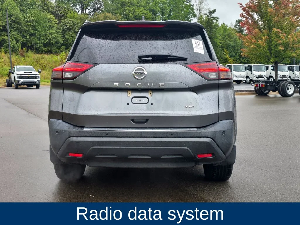 Used 2021 Gray Nissan S image 3