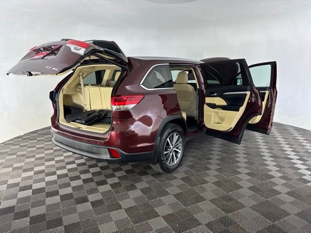 Used 2018 Red Toyota XLE image 16