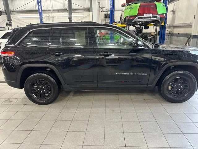 Used 2023 Diamond Black Crystal Pearlcoat Jeep Laredo image 4