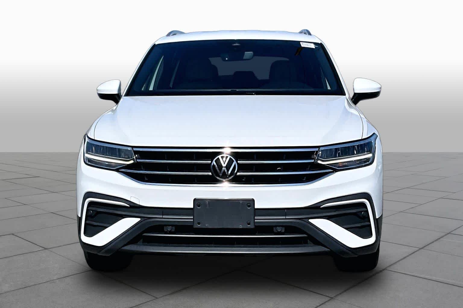 Used 2022 Pure White Volkswagen SE image 4