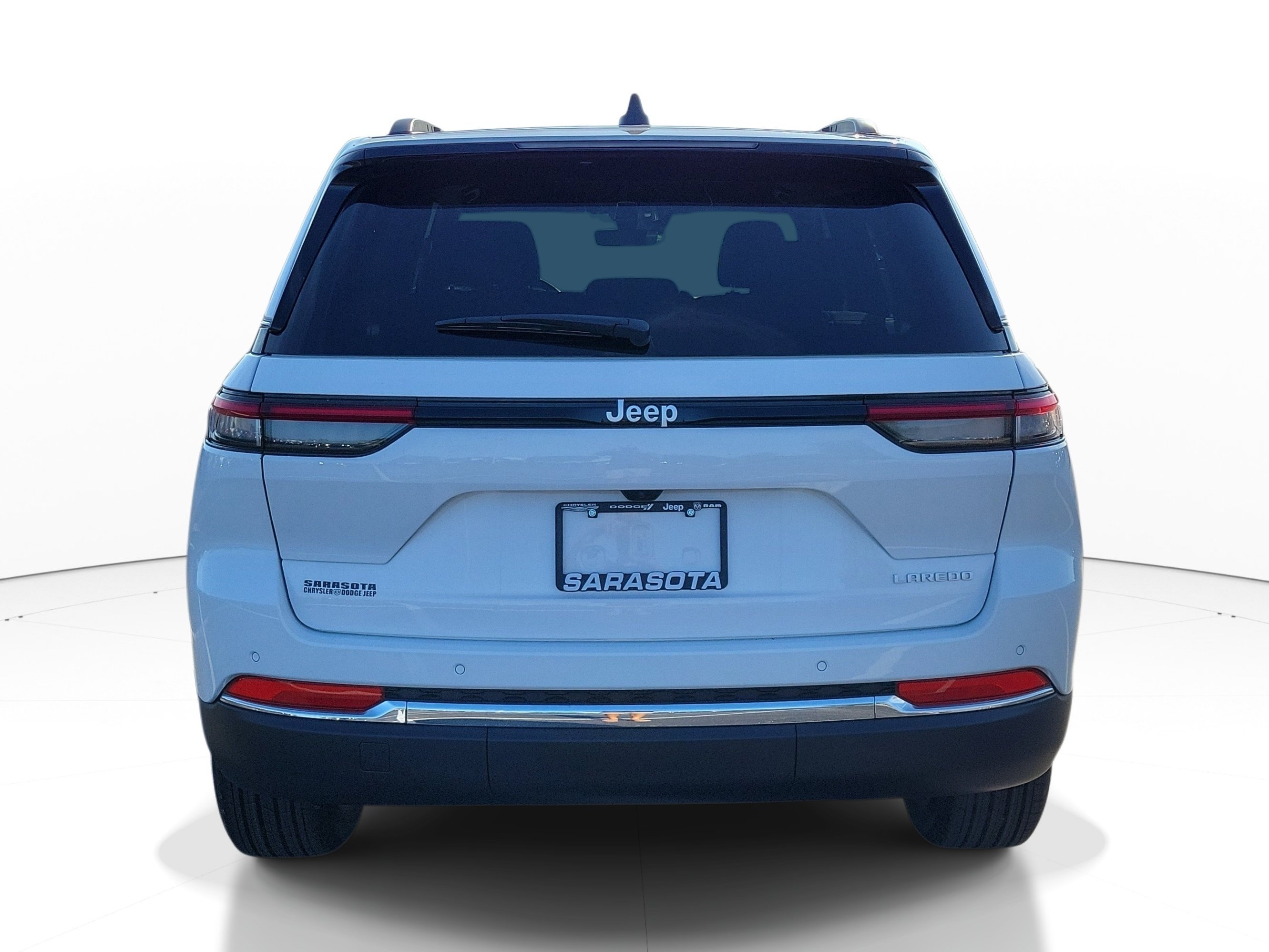 New 2026 Bright White Clear-Coat Exterior Paint Jeep Laredo image 5