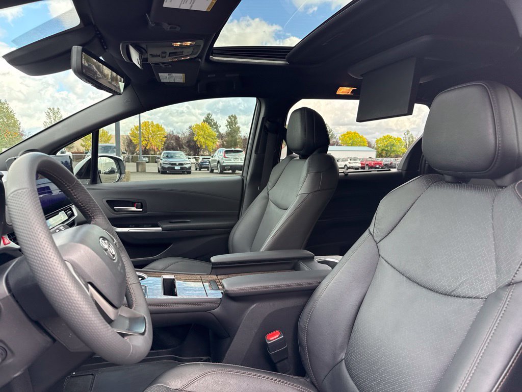 Used 2025 Wind Chill Pearl Toyota Platinum image 9