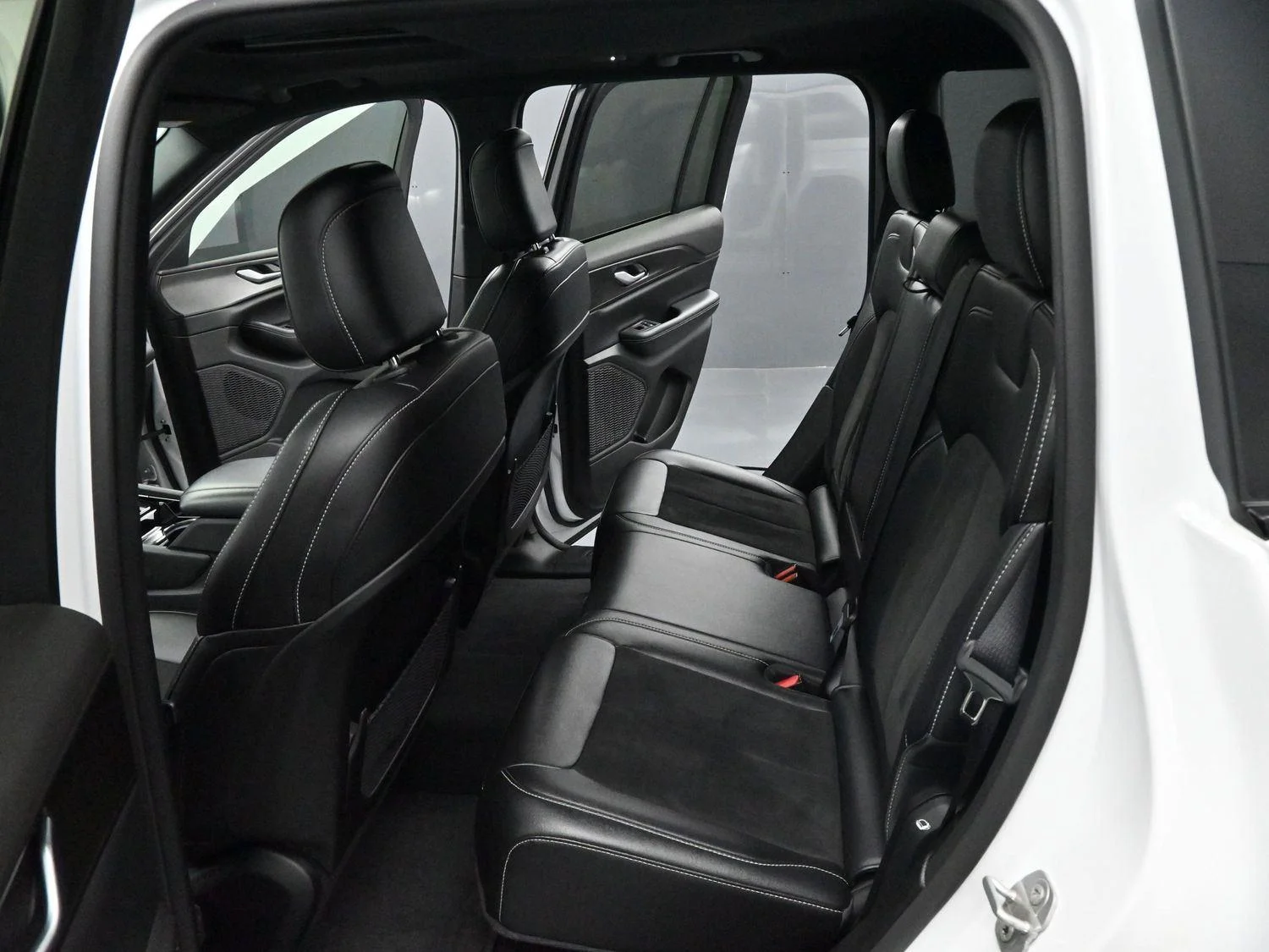 Used 2023 White Jeep Altitude image 27