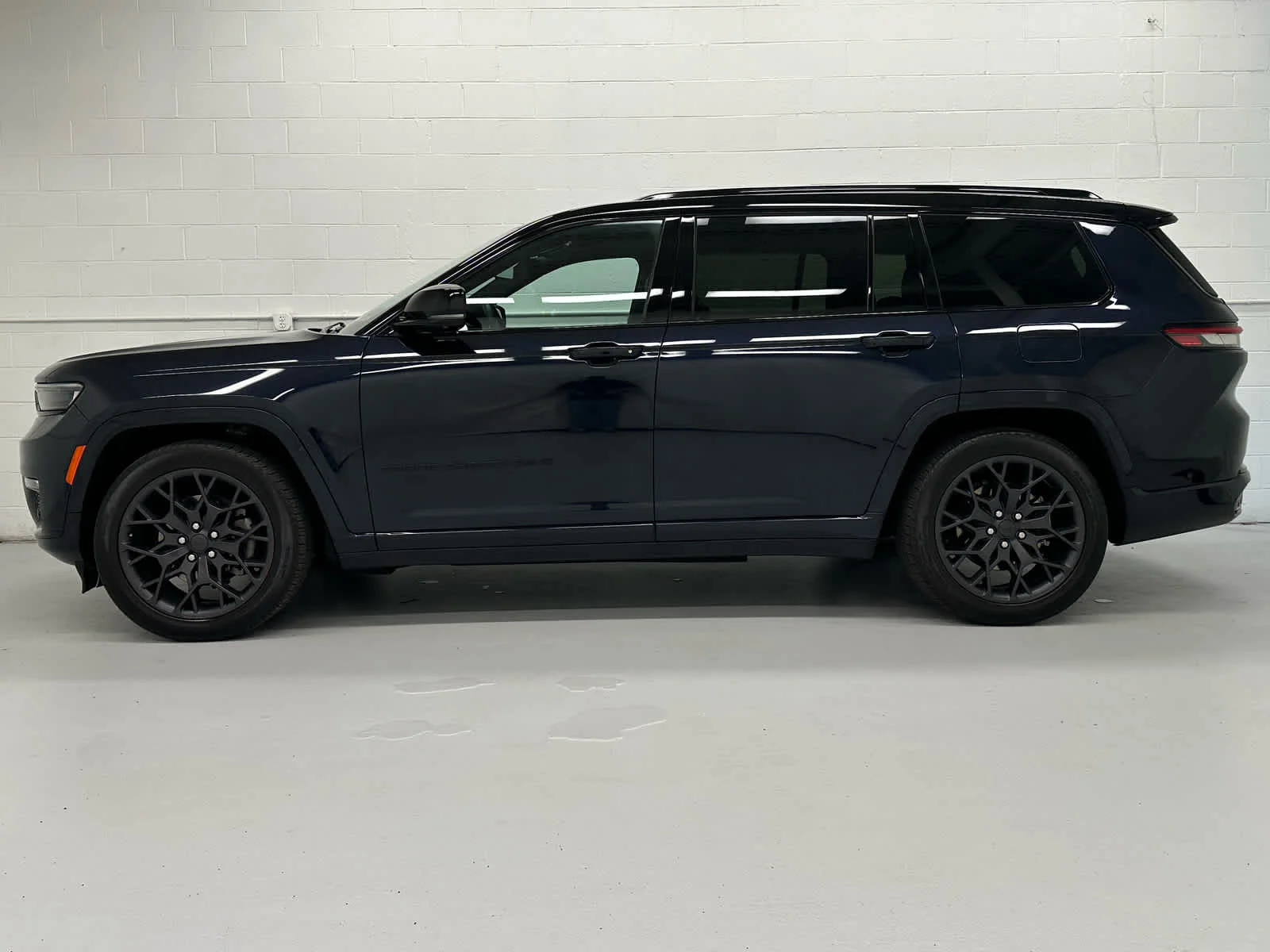 Used 2023 Midnight Sky Jeep Summit Reserve image 3