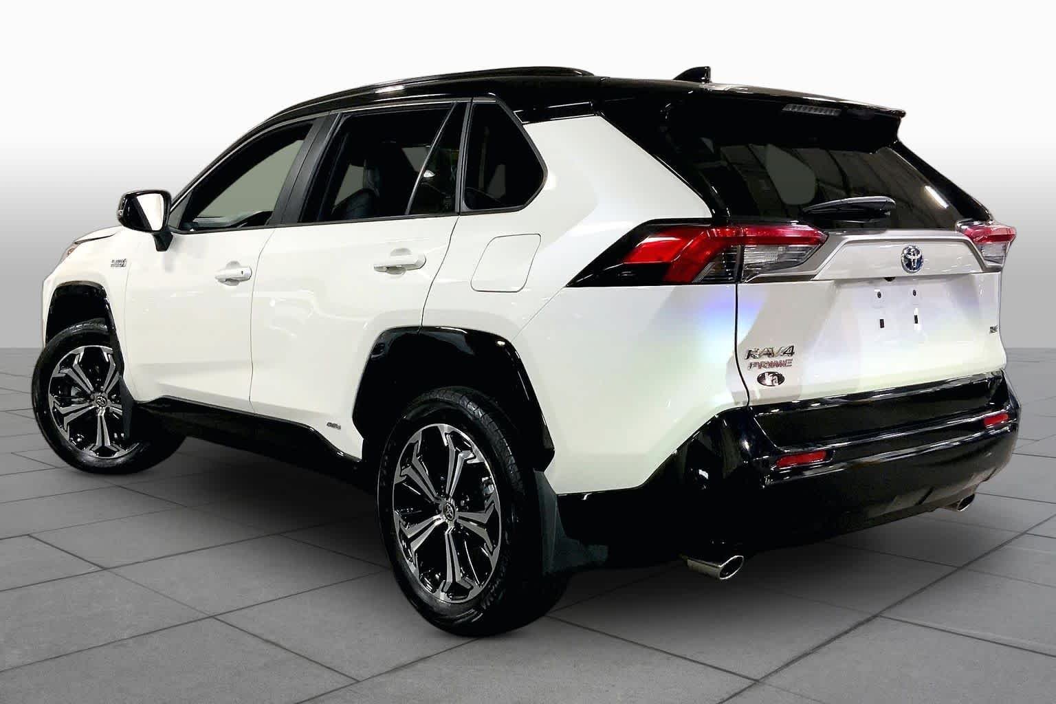 Used 2021 Blizzard Pearl w/Midnight Black Roof Toyota XSE image 12