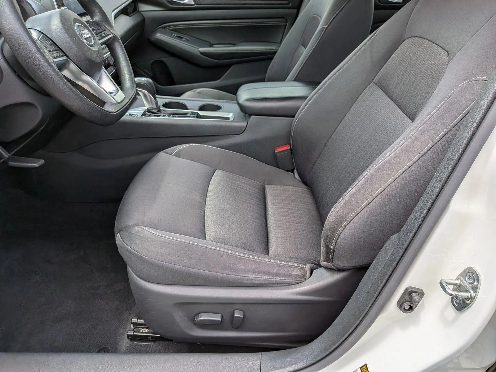 Used 2020 Glacier White Nissan 2.5 S image 15