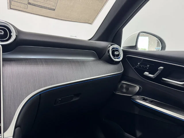 New 2026 Polar White Mercedes-Benz GLC 300 image 35