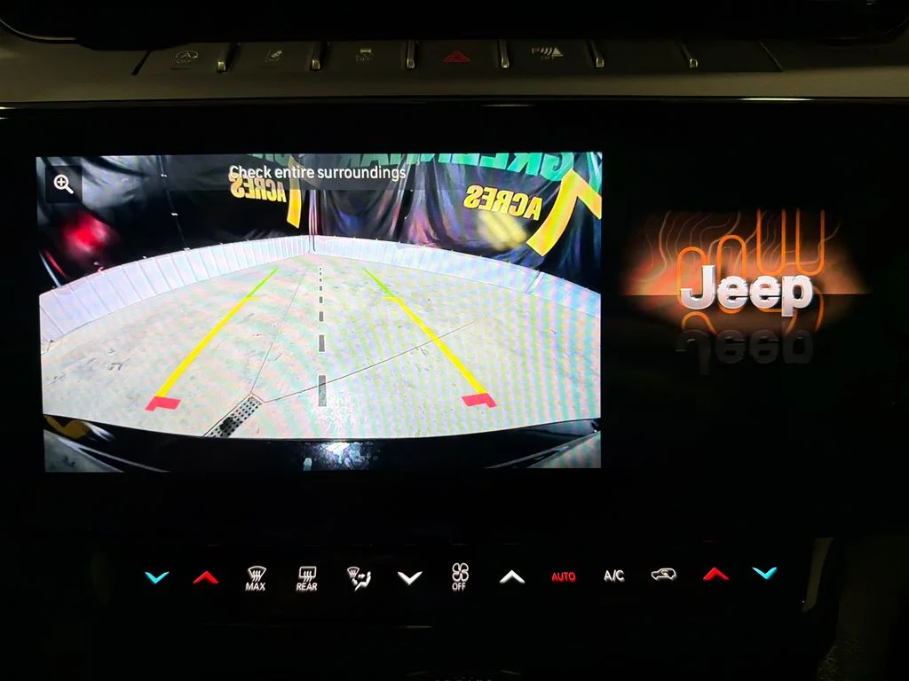 New 2026 Diamond Black Crystal Pearl-Coat Exterior Paint Jeep Laredo Altitude image 28