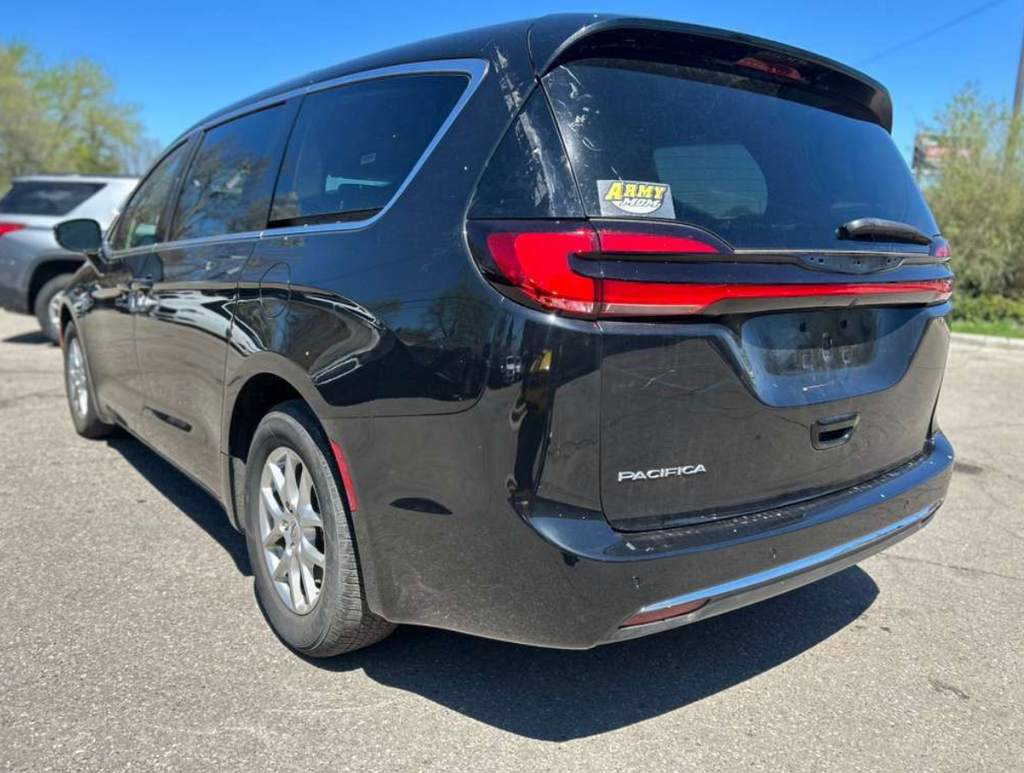 Used 2023 Brilliant Black Crystal Pearlcoat Chrysler Touring L image 9