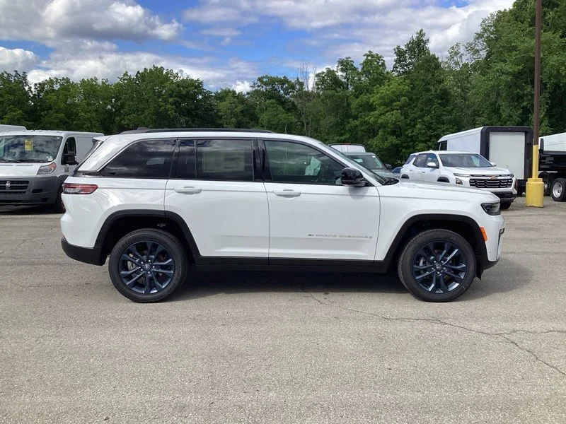 New 2026 Bright White Clear-Coat Exterior Paint Jeep  image 8