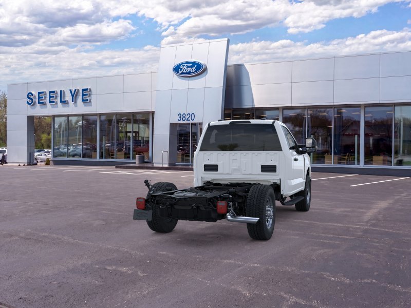 2025 Ford F-350 Super Duty Chassis Cab XLT - Photo 8