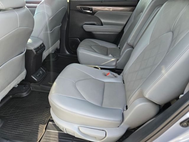 Used 2021  Toyota Platinum image 12