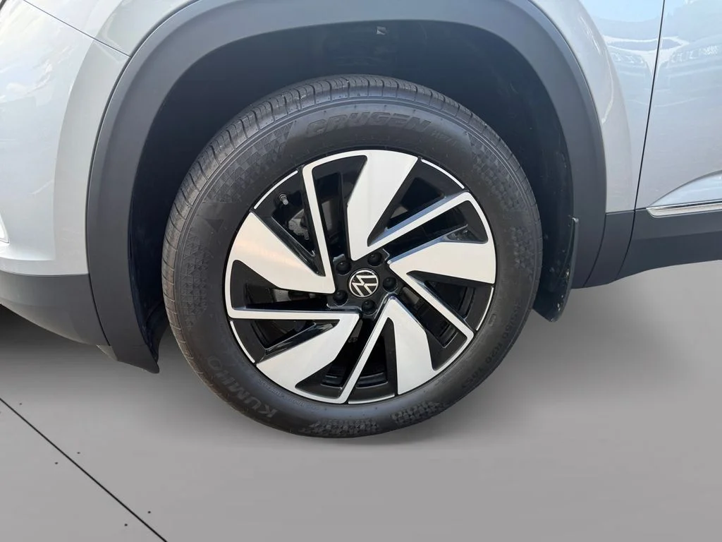 Used 2025  Volkswagen 2.0T SEL image 9