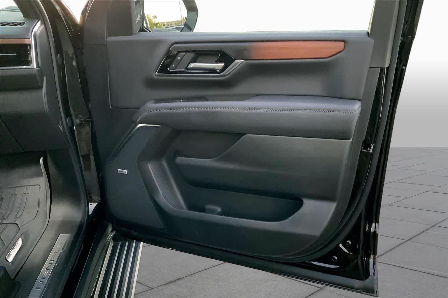 Used 2025 Onyx Black GMC Denali image 20