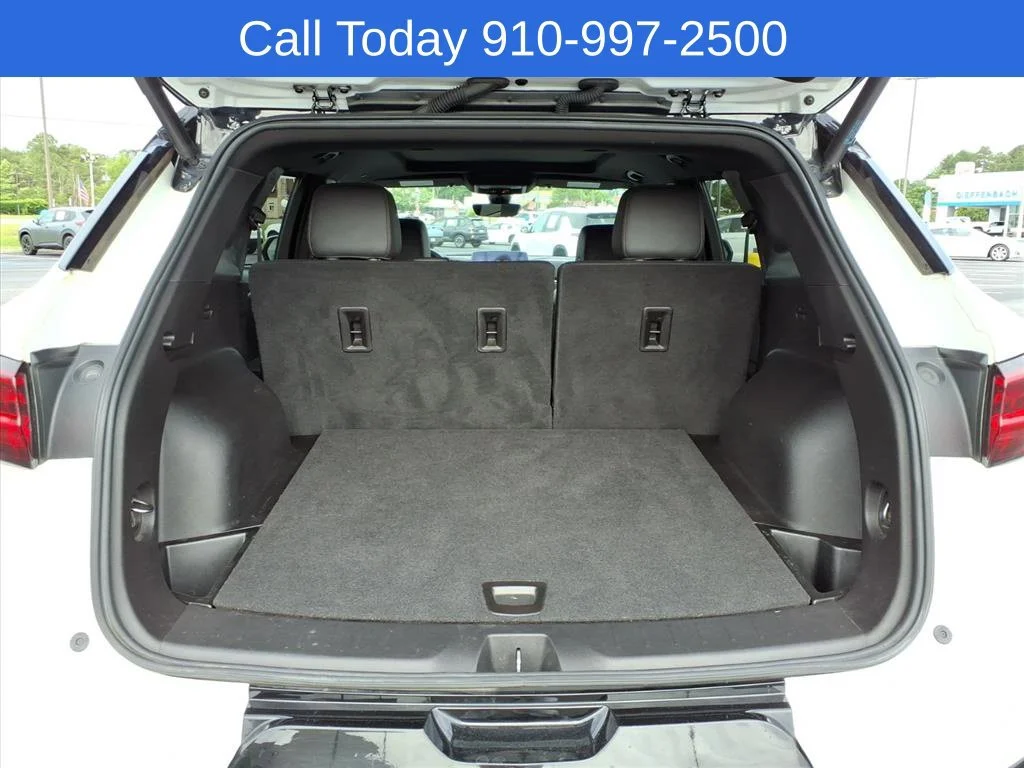 Used 2023 Iridescent Pearl Tricoat Chevrolet RS image 23