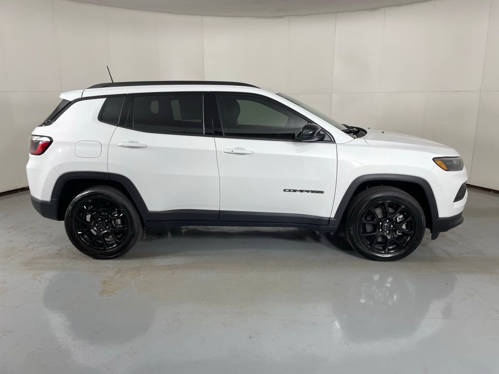 New 2026 Bright White Clearcoat Jeep Latitude image 9