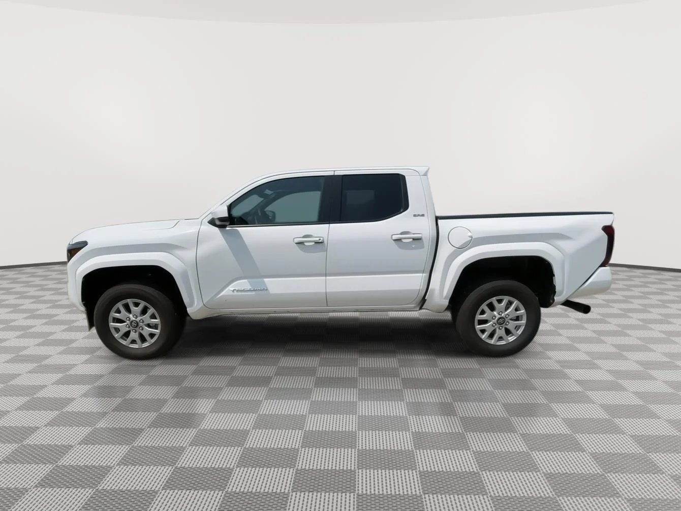 2025 Toyota Tacoma SR5 - Photo 8