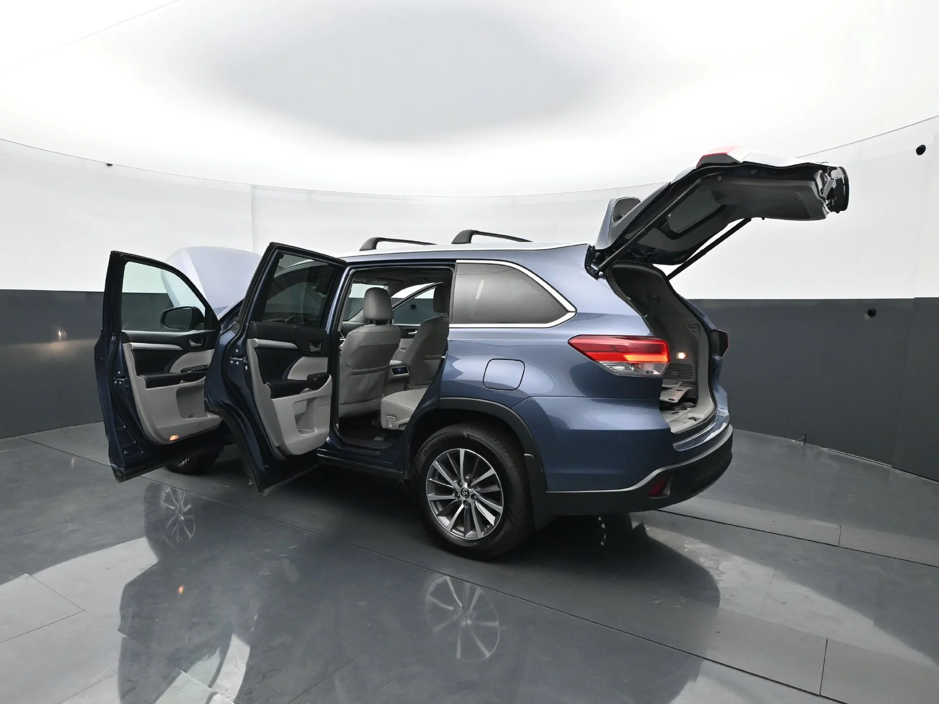 Used 2019  Toyota SE image 32