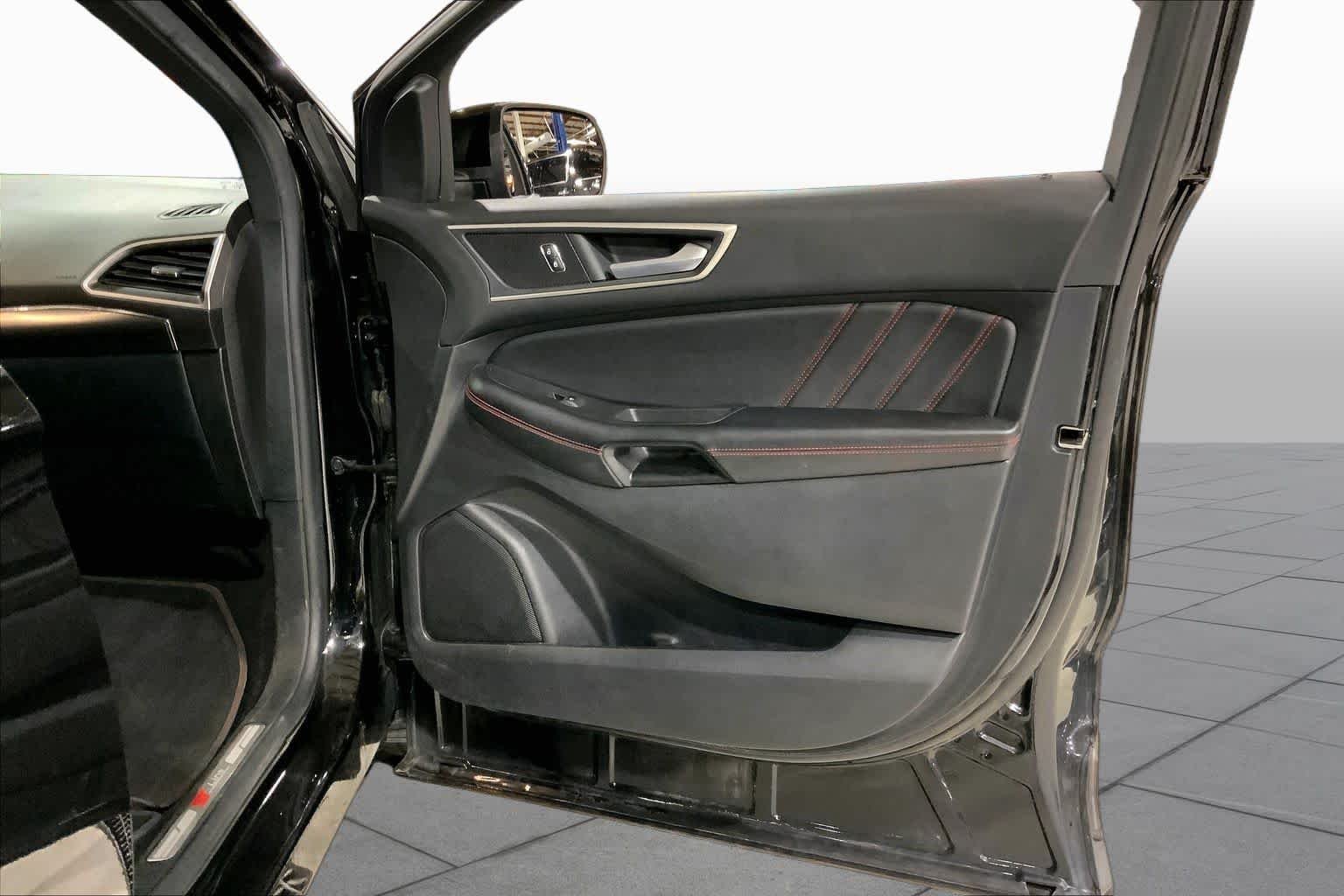 Used 2022 Agate Black Metallic Ford ST-Line image 23