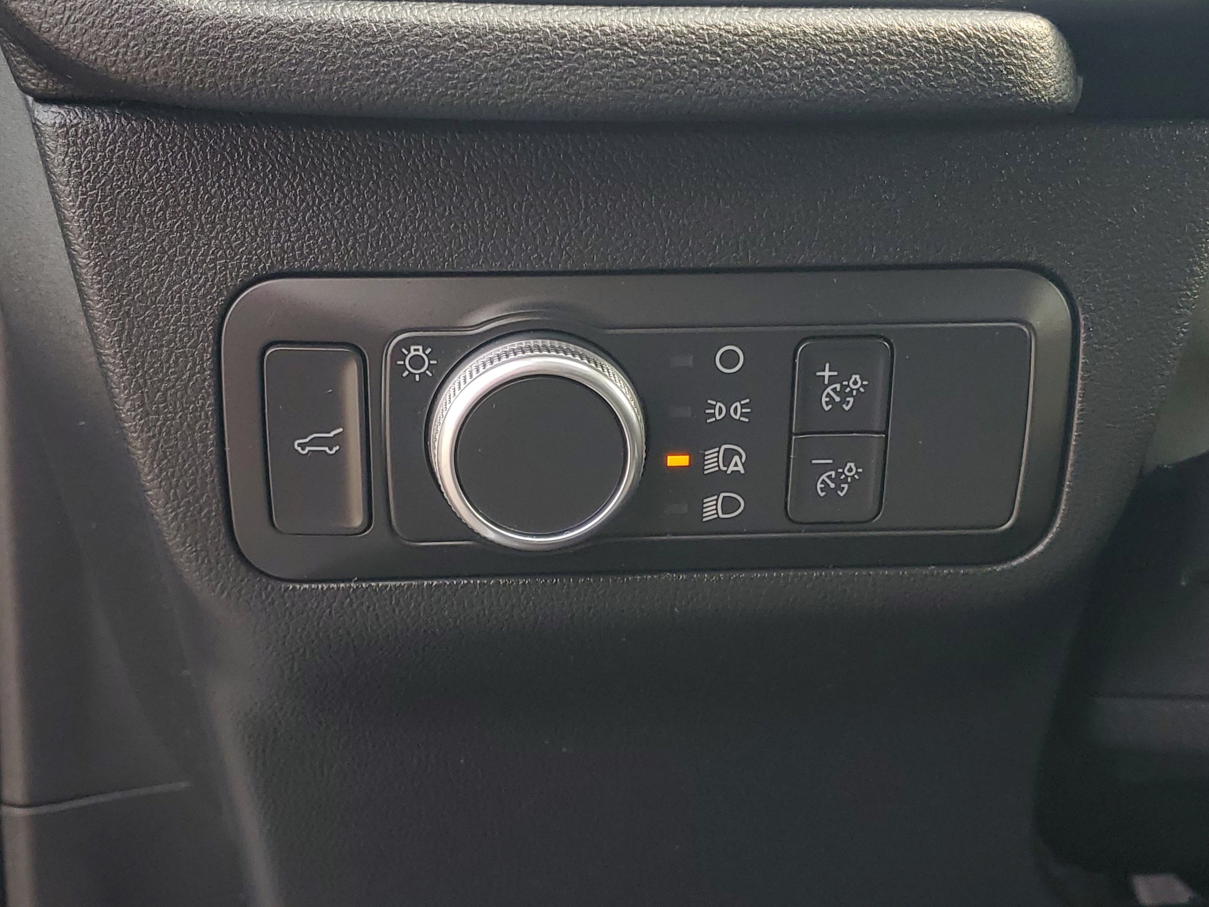 Used 2022 Silver Ford SE image 18