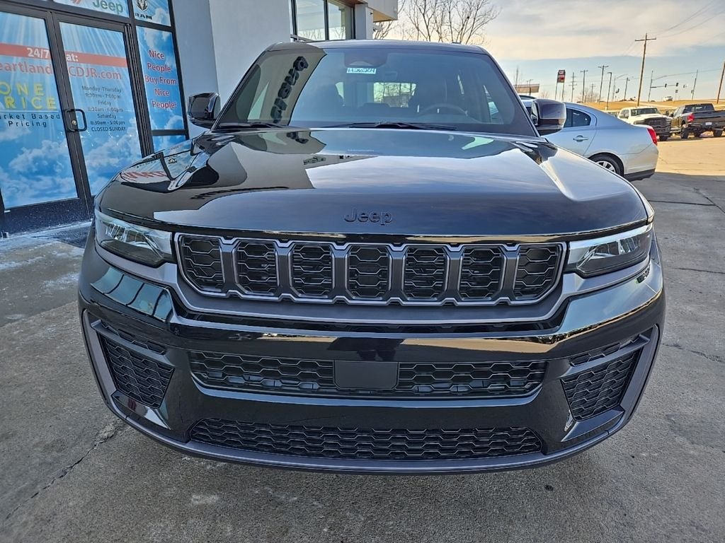 New 2026 Diamond Black Crystal Pearl-Coat Exterior Paint Jeep Altitude image 17